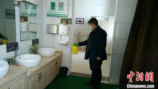  圖為2月初，工作人員對敦煌市旅游景區(qū)衛(wèi)生間進(jìn)行防疫消毒?！《鼗褪形麄鞑抗﹫D 攝