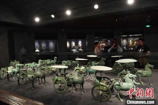 圖為甘肅省博物館展陳的東漢銅奔馬車陣。(資料圖) 楊艷敏 攝