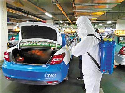 免費(fèi)接送一線抗“疫”人員 蘭州奔馬雷鋒車隊(duì)，你們真棒！