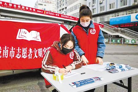 這個(gè)春天，那一抹鮮亮的“志愿紅”　——隴原志愿者戰(zhàn)“疫”記