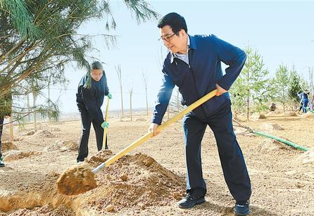 林鐸參加省城蘭州義務(wù)植樹活動時強(qiáng)調(diào) 牢固樹立綠水青山就是金山銀山的理念 為全面建成小康社會創(chuàng)造良好生態(tài)環(huán)境 歐陽堅(jiān)孫偉等參加