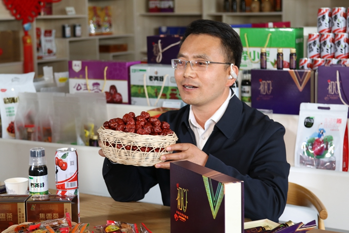 “縣長直播天團”唱響“甘貨春之聲”，售出近30種甘貨1萬余件 開進直播間的網(wǎng)絡(luò)扶貧博覽會，受百萬網(wǎng)友點贊 
