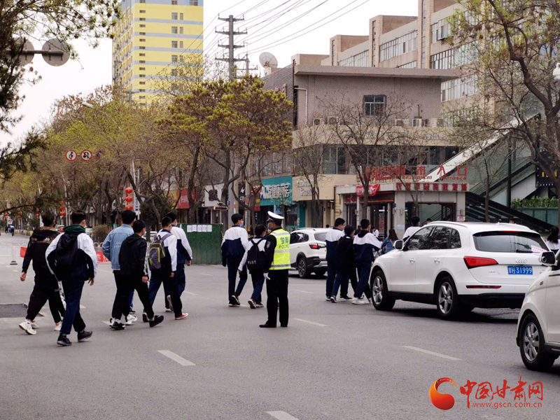 保駕護(hù)航！涼州公安交警“護(hù)學(xué)崗” 撐起“平安傘”