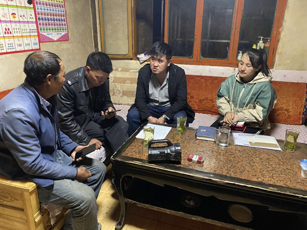 圖為木耳鎮(zhèn)紀(jì)檢干事盧建民（左三）連夜在多壩村多壩組奚連德家中了解受災(zāi)情況，排查安全隱患，并宣傳發(fā)生次生災(zāi)害的相關(guān)知識(shí)。_副本.jpg
