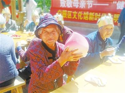 母親節(jié)，白銀“花村”擺了一場(chǎng)“敬老宴”
