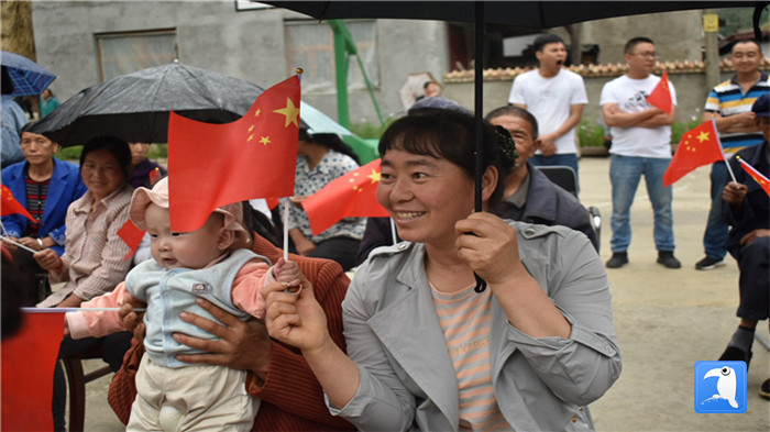 隴南市紀(jì)委監(jiān)委黨員干部與宕昌縣官亭鎮(zhèn)杜家村群眾一起慶祝黨的生日。_副本.jpg