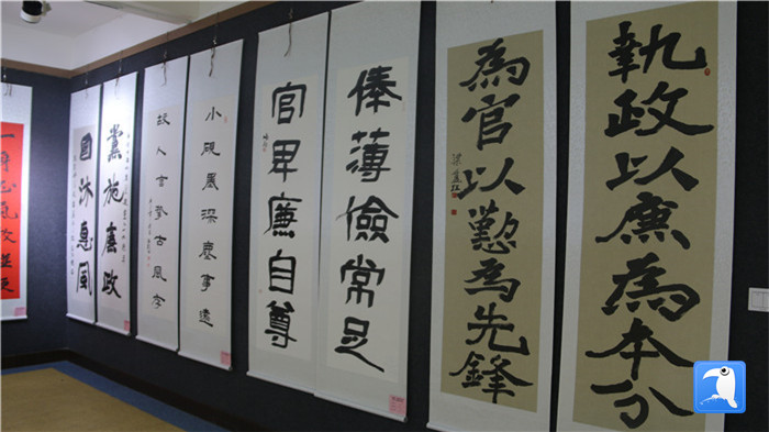 7月1日上午，定西市通渭縣紀(jì)委監(jiān)委舉辦“襄郡清風(fēng)·喜迎建黨99周年”廉政文化書畫展，共同為黨的生日獻(xiàn)禮。_副本.jpg