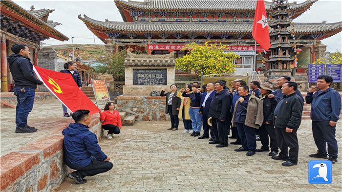 “七一”前夕，甘南州紀(jì)委監(jiān)委機(jī)關(guān)第二黨支部組織支部黨員和幫扶村黨員赴臨潭縣新城鎮(zhèn)蘇維埃舊址紅色教育基地參觀學(xué)習(xí)活動(dòng)。_副本.jpg
