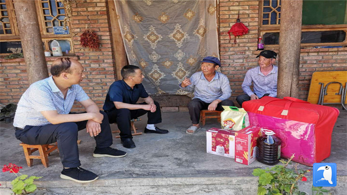 在建黨99周年來(lái)臨之際，隴南市禮縣紀(jì)委監(jiān)委在中壩鎮(zhèn)、三峪鄉(xiāng)開展“七一”慰問(wèn)老黨員、困難黨員活動(dòng)，為他們送去組織的關(guān)懷和節(jié)日的問(wèn)候。_副本.jpg