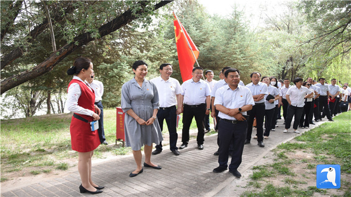 7月1日，嘉峪關(guān)市紀(jì)委監(jiān)委機(jī)關(guān)黨委在迎賓湖絲路廉潔文化主題公園舉行慶祝黨建99周年迎“七一”主題黨日活動(dòng)。_副本.jpg