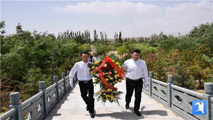 七一”前夕，白銀市紀(jì)委監(jiān)委機(jī)關(guān)黨委組織黨員來(lái)到紅軍西路軍景泰烈士陵園開展主題黨日活動(dòng)。 朱鵬拍攝_副本.jpg