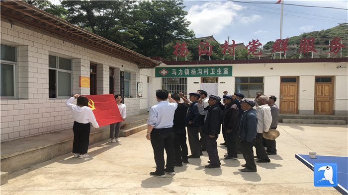 6月29日，天水市武山縣紀(jì)委監(jiān)委組織黨員干部在馬力鎮(zhèn)楊溝村重溫入黨誓詞。_副本.jpg