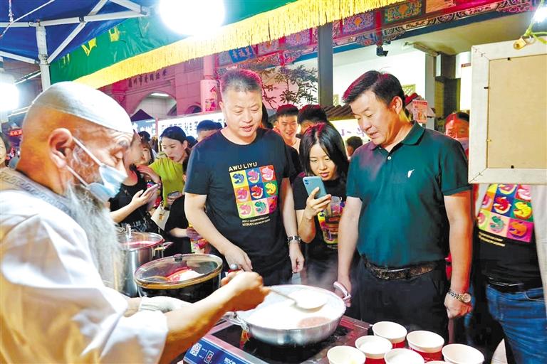 鄭州餐飲同行“打卡”金城夜市：“月光下的蘭州美食，唇齒留香”