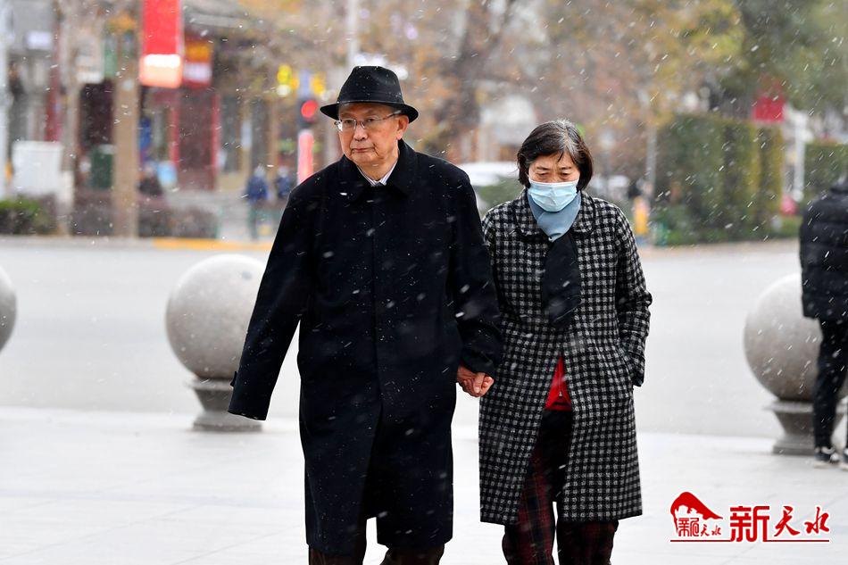 初雪來(lái)了！一起在天水街頭，共赴“白頭”！
