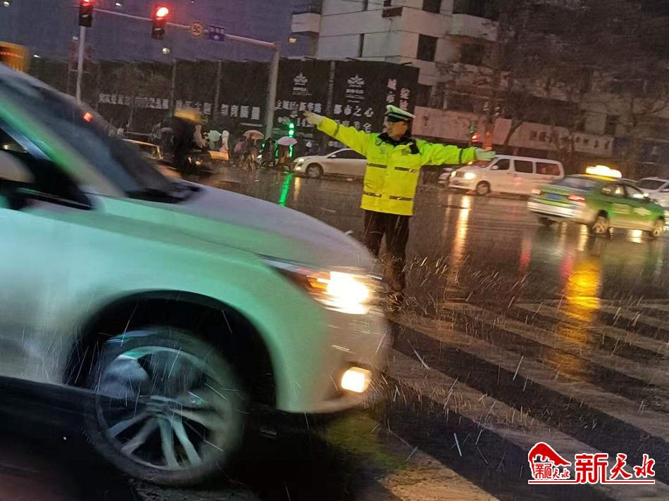 風(fēng)雪襲來，天水最美“警色”在路上！