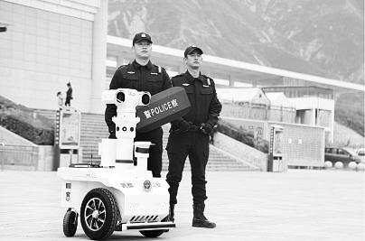 新奇！5G巡邏機(jī)器人亮相隴南武都街頭
