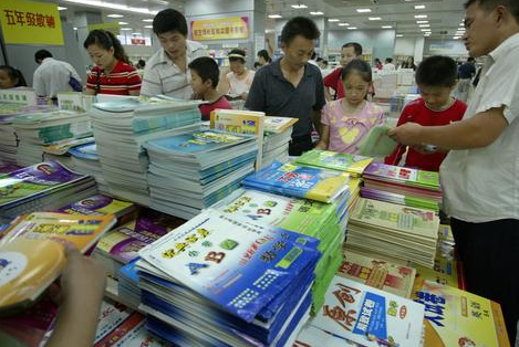 甘肅省四部門(mén)聯(lián)合印發(fā)《中小學(xué)教材教輔價(jià)格管理試行辦法》與教材配套銷售的光盤(pán)價(jià)格不得高于5元學(xué)生自愿選購(gòu)