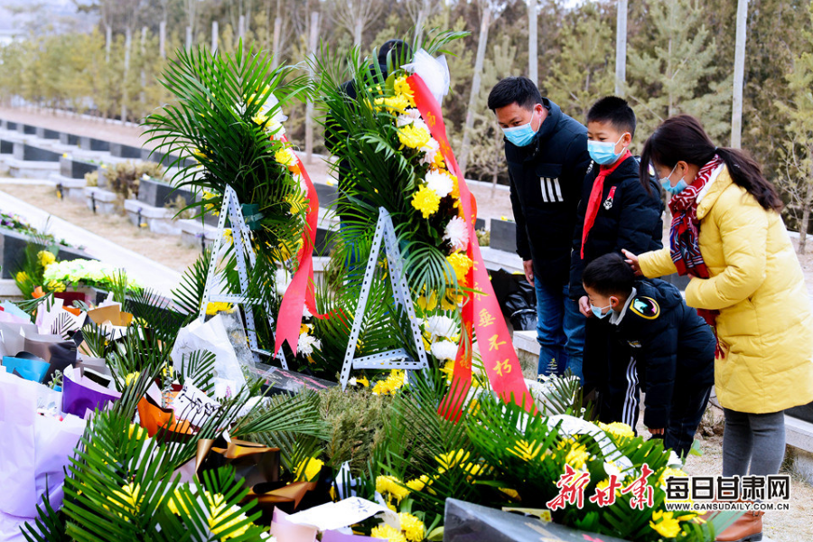 委托快遞、自發(fā)前往，社會各界在陳紅軍烈士墓前獻(xiàn)花致敬