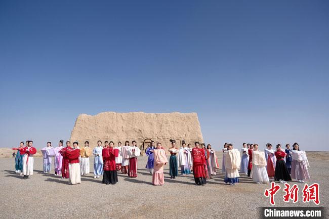 數(shù)十位身著古裝的女性通過體驗賞漢舞、習漢禮、吟誦詩詞等中華傳統(tǒng)文化，再現(xiàn)古絲綢之路的繁華盛景。　邱亮 攝
