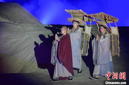 圖為演出現(xiàn)場(chǎng)，該劇獨(dú)創(chuàng)360度旋轉(zhuǎn)并前后移動(dòng)觀眾席，顛覆傳統(tǒng)劇場(chǎng)舞臺(tái)表演模式。　王斌銀 攝