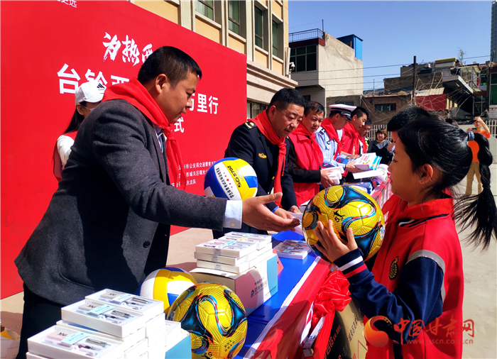 萬里騎行為公益 臺鈴夢想圖書館落戶蘭州市城關區(qū)范家灣小學