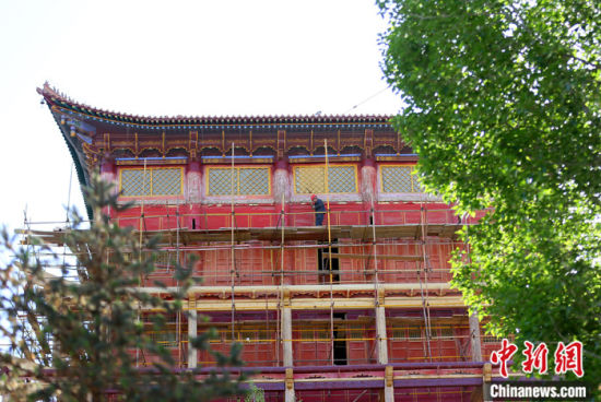 圖為5月上旬，甘肅山丹縣大佛寺內(nèi)，工作人員對古建筑大雄寶殿進行修繕。 中新社記者 高展 攝