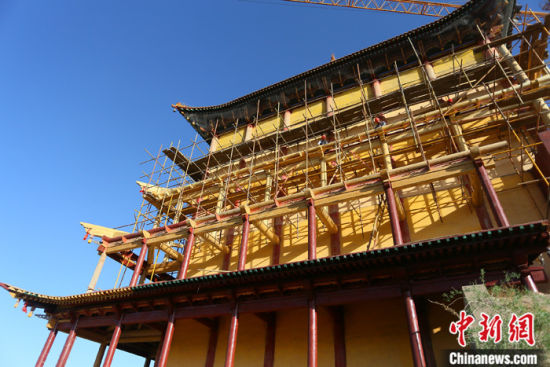 圖為5月上旬，甘肅山丹縣大佛寺內(nèi)，正在修繕中的古建筑大雄寶殿。 中新社記者 高展 攝