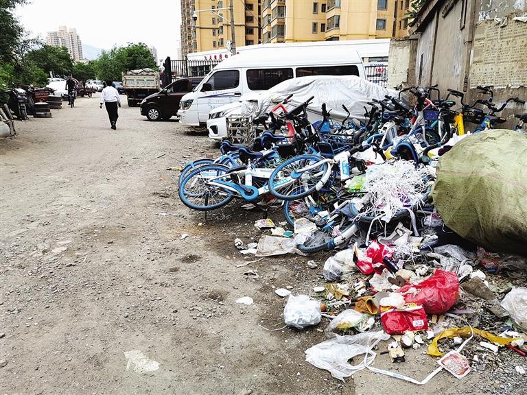百米土路臟亂差，誰來管？經(jīng)記者協(xié)調(diào)，社區(qū)組織志愿者進(jìn)行了清理