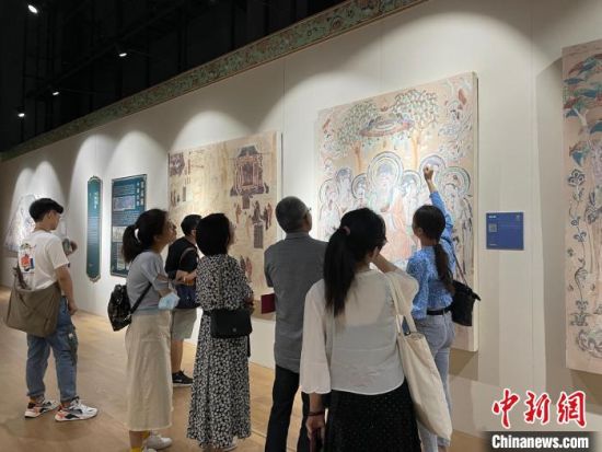 圖為展覽現(xiàn)場(chǎng)?！〗瓧顭?攝