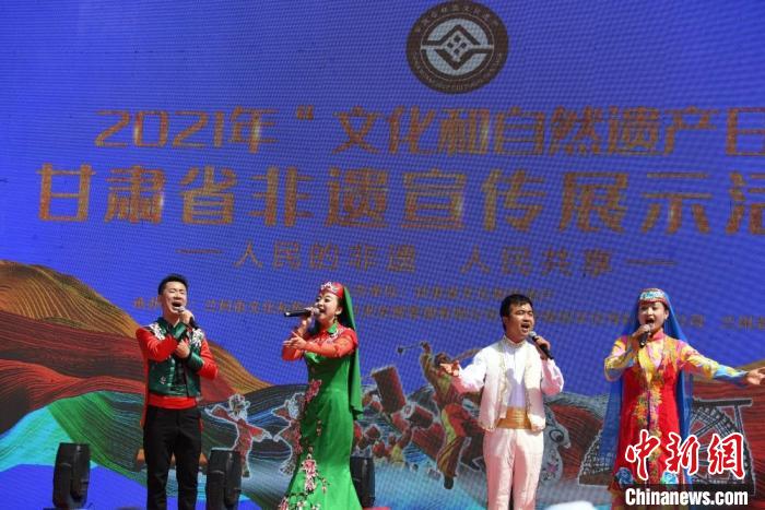 圖為甘肅臨夏回族自治州非遺傳承人演唱花兒?！钇G敏 攝