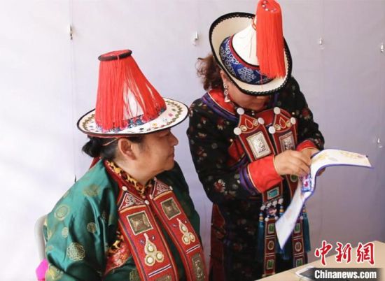 圖為用活態(tài)傳習(xí)的模式促進(jìn)裕固族非物質(zhì)文化遺產(chǎn)的保護(hù)傳承?！∈缝o靜 攝