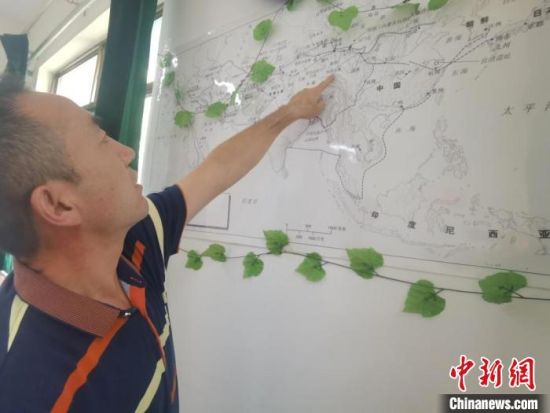 圖為甘肅省社會科學(xué)院絲綢之路研究所所長侯宗輝指出《絲綢之路古文明》課題組考察線路?！￠Z姣 攝