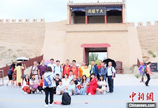 歷經(jīng)數(shù)十載保護修繕的古老關(guān)城得以延年益壽，成為了海內(nèi)外游客“絲路游”的必經(jīng)打卡地。　高展 攝