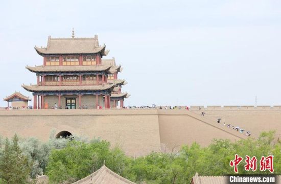 歷經(jīng)數(shù)十載保護(hù)修繕的古老關(guān)城得以延年益壽，成為了海內(nèi)外游客“絲路游”的必經(jīng)打卡地?！「哒?攝