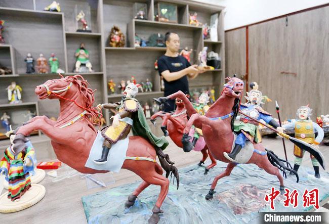 安秋平是成州面塑第五代傳承人，也是當(dāng)?shù)匚ㄒ粓?jiān)守面塑制作的人。　高展 攝