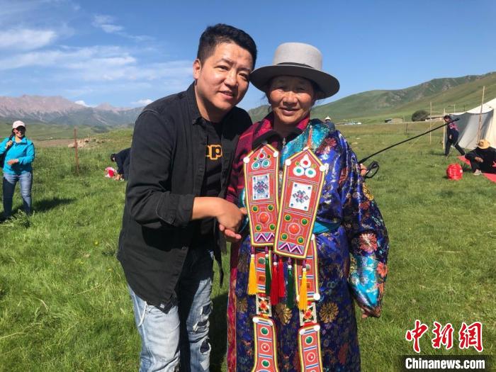 圖為拍攝紀(jì)錄片《西茂的婚禮》期間，張輝剛(左)與裕固族老人合影留念。(資料圖) 張輝剛供圖
