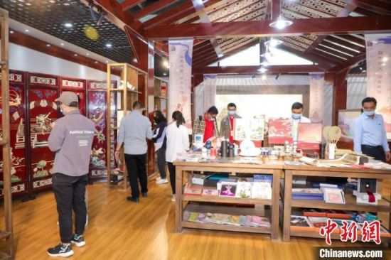 圖為甘肅“一會一節(jié)”期間，位于敦煌的天水市展館中，民眾觀賞文創(chuàng)產(chǎn)品?！「拭C省文化和旅游廳供圖