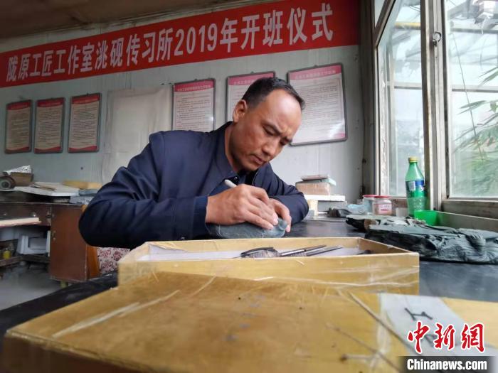 甘肅卓尼洮硯融合文化提升內(nèi)涵：不只一硯一銘，還要一盒一拓