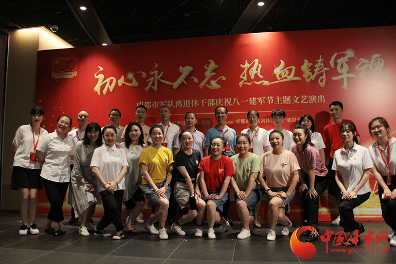【蘭大新聞學(xué)子重走西北角】不變的軍旅情，不滅的舞臺夢——記原成都軍區(qū)政治部戰(zhàn)旗文工團(tuán)國家一級演員楊思遠(yuǎn)