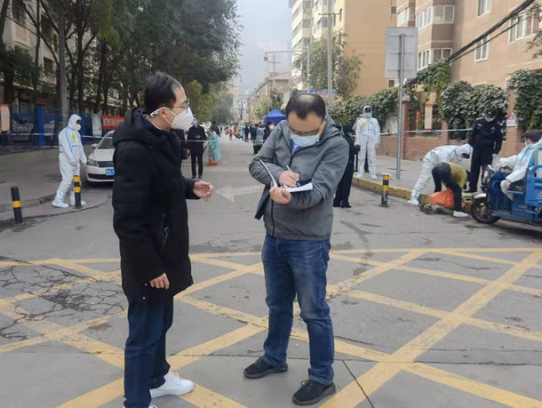 蘭州市紀委監(jiān)委干部下沉一線詳細詢問疫情防控情況。.jpg