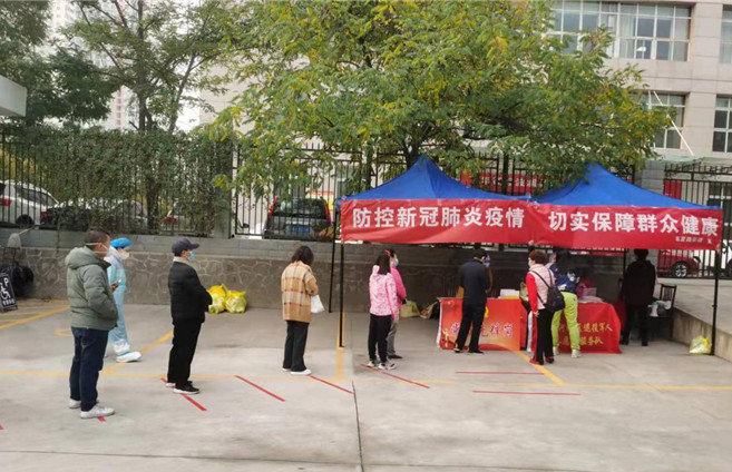 城關區(qū)紀委監(jiān)委各監(jiān)督檢查組督促各街道核酸檢測點落實“一米線”制度。.jpg