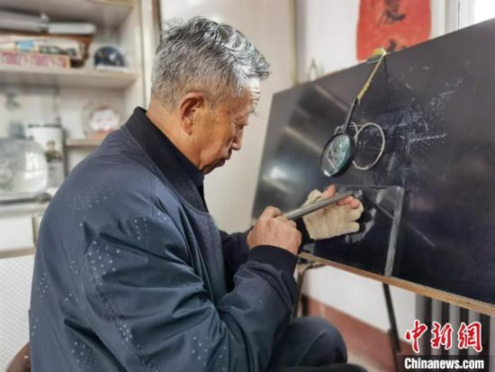 圖為陶世清在創(chuàng)作中?！钅?攝