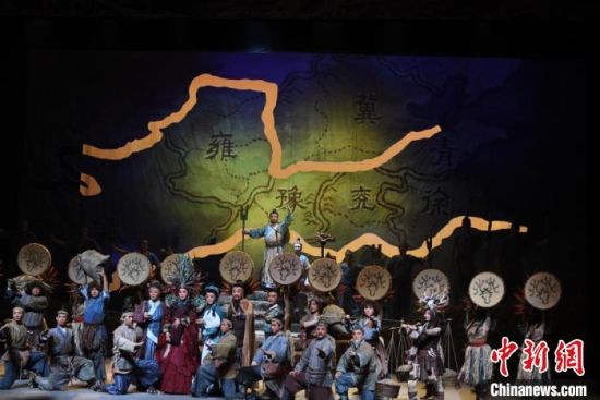 作為隴劇“梅花”，雷通霞在《大禹治水》中甘當(dāng)“綠葉”，該劇推出后，反響十分熱烈。(資料圖) 楊艷敏 攝