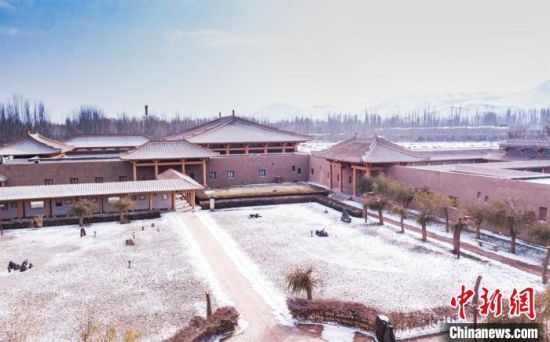 圖為雪落大漠古堡——敦煌山莊?！⊥醣筱y 攝