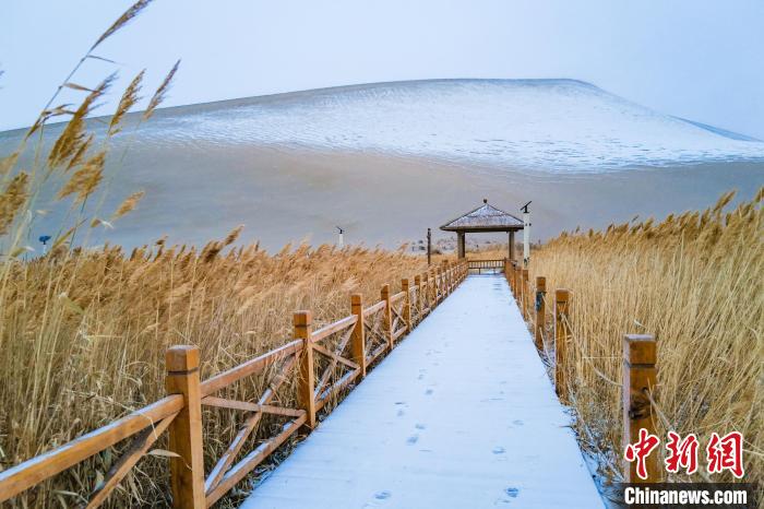 2021年11月28日，在敦煌鳴沙山月牙泉景區(qū)，沙雪交融，更顯北國(guó)風(fēng)情?！⊥醣筱y 攝