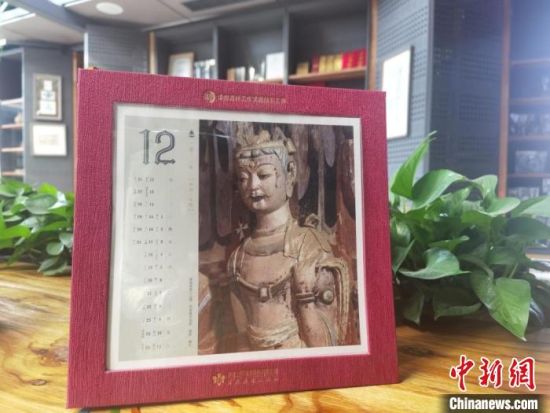 圖為徐晉林制作的敦煌題材的手工書《走進沙漠敦煌——莫高窟與藏書票藝術》，深受讀者喜愛?！￠Z姣 攝