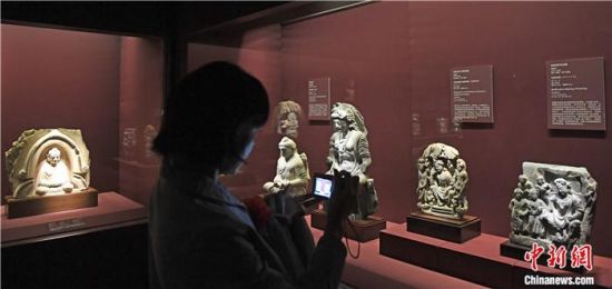 2018年8月，《平山郁夫的絲路世界——平山郁夫絲綢之路美術(shù)館文物展》在甘肅敦煌莫高窟開(kāi)展。中新社記者 楊艷敏 攝