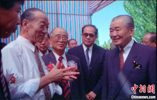 1994年8月，時(shí)任日本首相竹下登(右一)與時(shí)任敦煌研究院院長(zhǎng)段文杰在莫高窟親切交談。中新社發(fā) 婁婕 供圖
