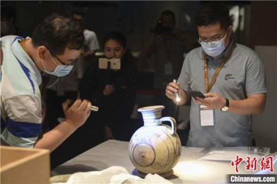2020年6月，在長(zhǎng)沙博物館舉行“從地中海到中國(guó)：絲路寶藏——平山郁夫絲綢之路美術(shù)館藏文物展”前，專(zhuān)家開(kāi)箱鑒定文物。中新社記者 楊華峰 攝