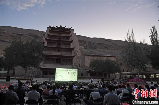2018年8月，在敦煌莫高窟標(biāo)志性建筑“九層樓”前，《回顧平山郁夫先生的貢獻(xiàn)》座談會(huì)舉行。來(lái)自中日兩國(guó)的專(zhuān)家、學(xué)者共同懷念這位情系敦煌數(shù)十載的繪畫(huà)巨匠、中日友好的文化使者、世界文化遺產(chǎn)的守護(hù)者。中新社記者 楊艷敏 攝